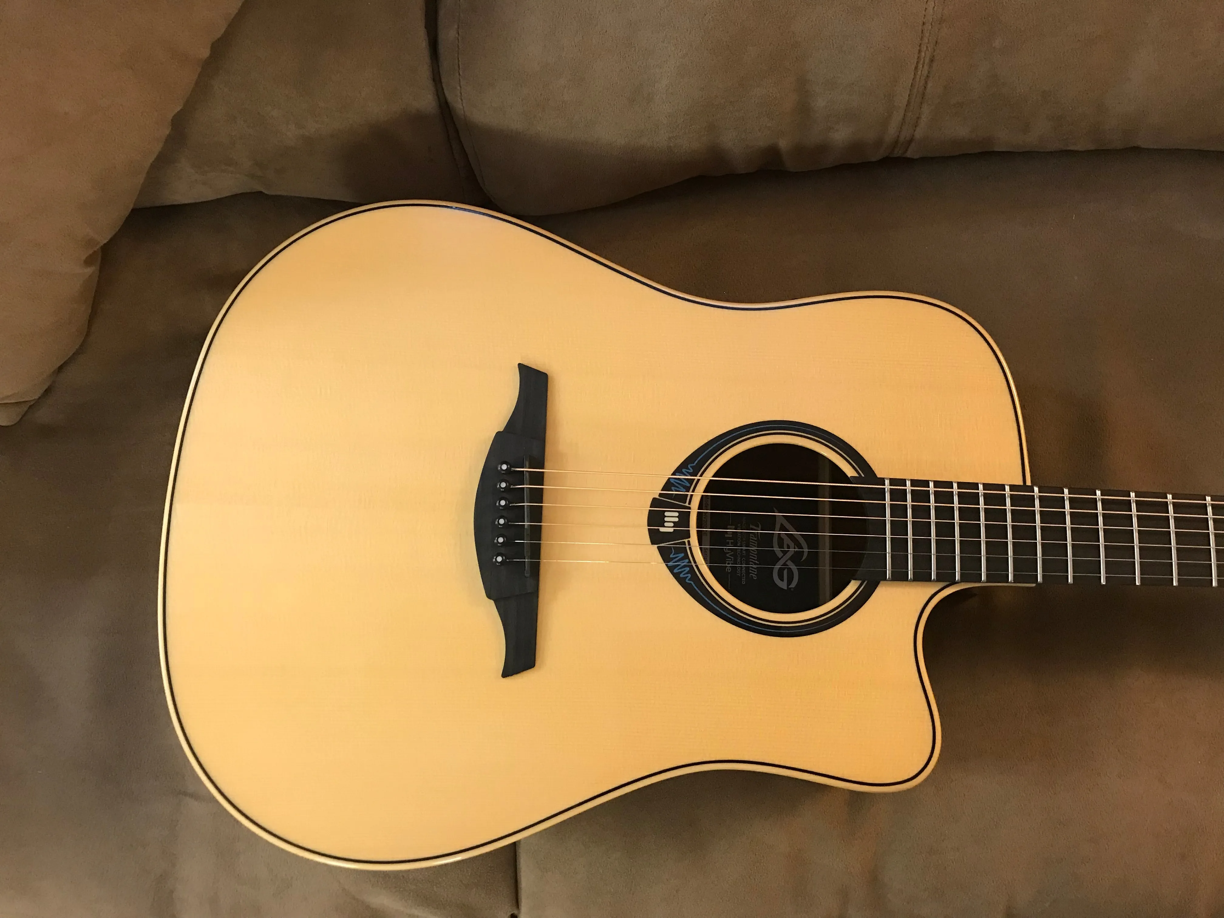 Lâg HyVibe THV20DCE Tramontane Acoustic-Electric Guitar with Lag HyVibe Gig Bag