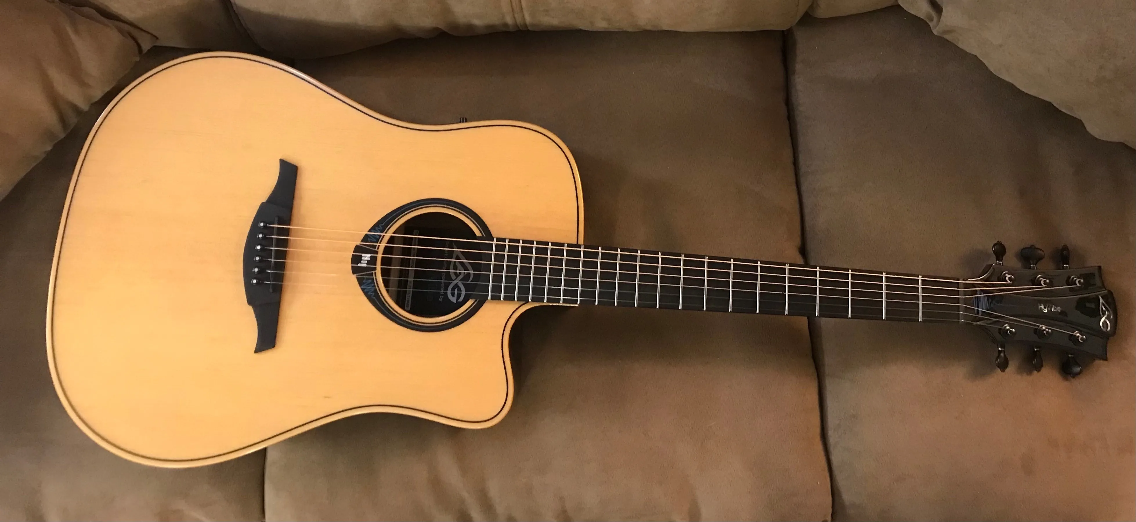 Lâg HyVibe THV30 Tramontane Acoustic-Electric Guitar with Hardshell Case